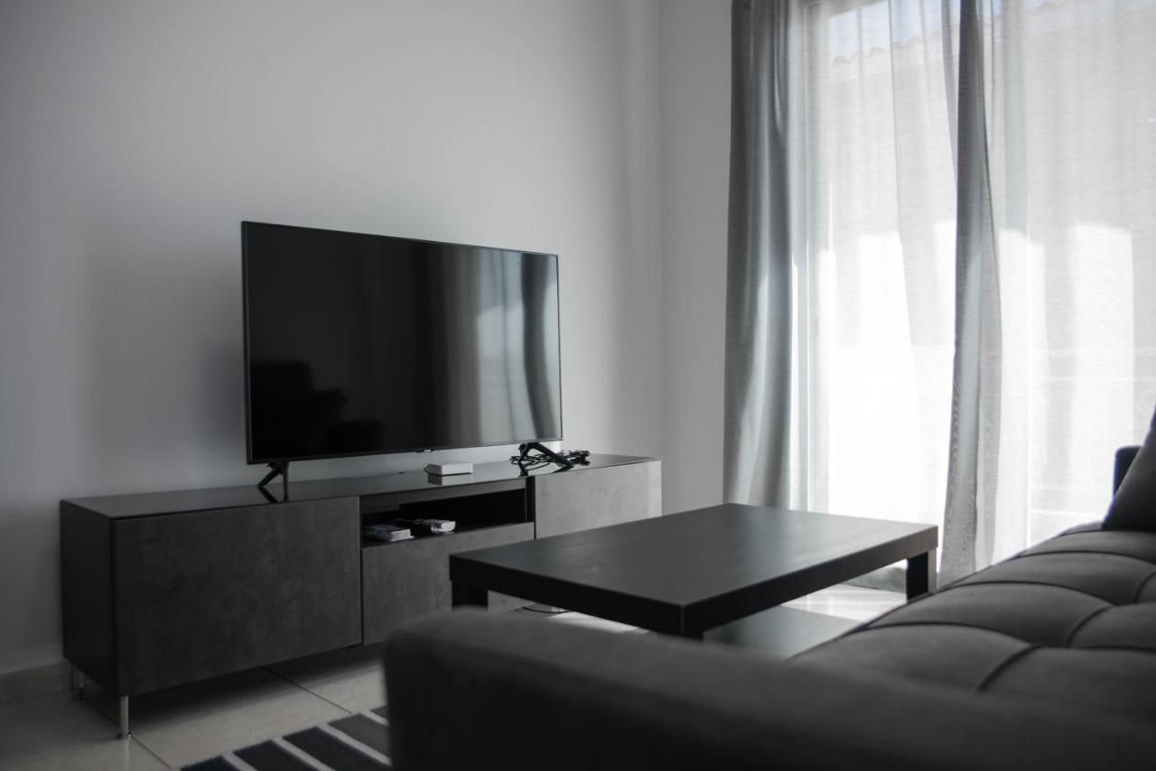 Renovated One Bedroom Apartment In Paphos With Pool Eksteriør billede
