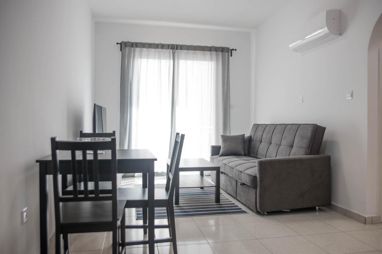 Renovated One Bedroom Apartment In Paphos With Pool Eksteriør billede
