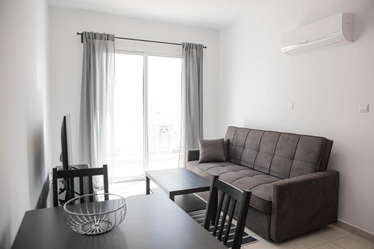 Renovated One Bedroom Apartment In Paphos With Pool Eksteriør billede