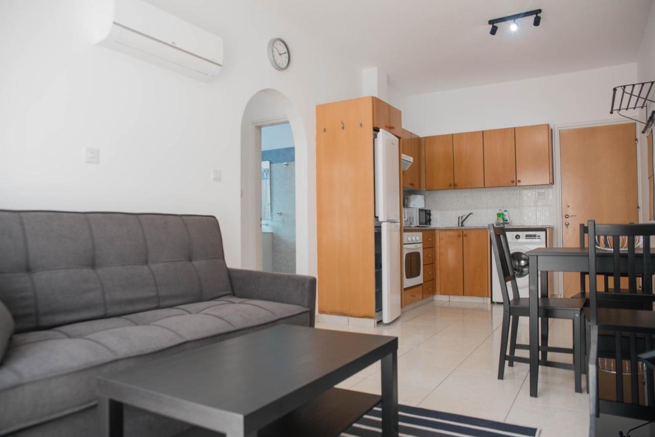 Renovated One Bedroom Apartment In Paphos With Pool Eksteriør billede
