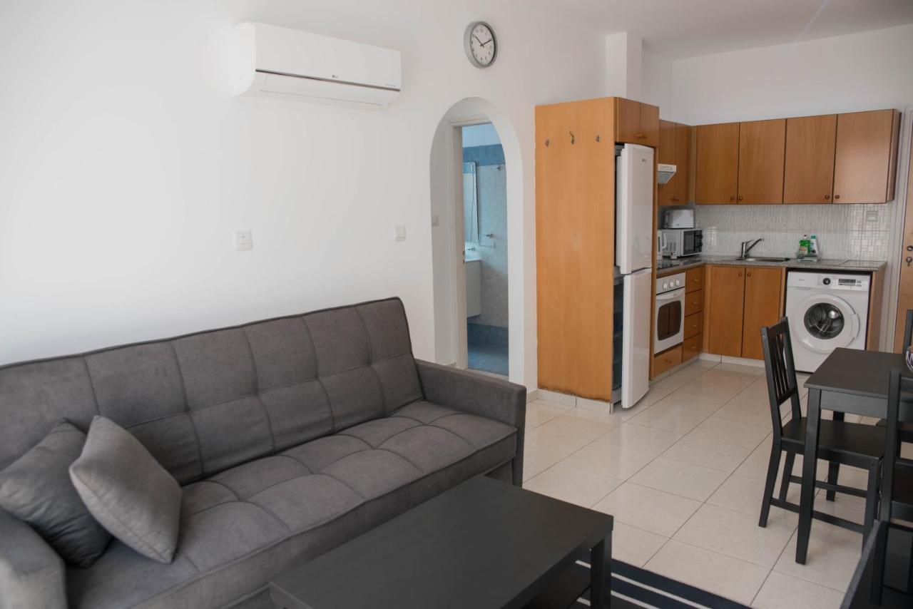 Renovated One Bedroom Apartment In Paphos With Pool Eksteriør billede